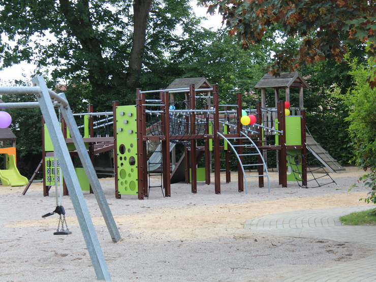Blick auf den Spielplatz mit Kletterturm